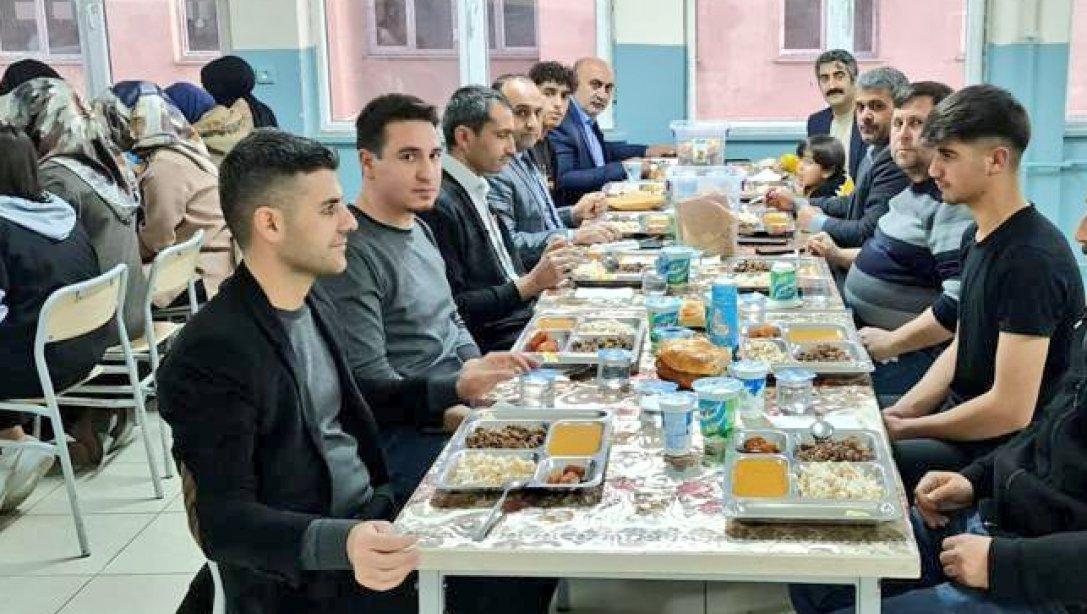 Tutak Anadolu İmam Hatip Lisesi pansiyonunu iftar yemeğimiz