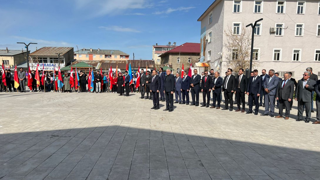 23 Nisan Ulusal Egemenlik ve Çocuk Bayramı kutlamaları İlçe  Milli Eğitim Müdürü Sn. Muhammet Necmi KARAOĞLAN'ın Atatürk Anıtı'na çelenk sunmalarının akabinde başlamıştır.